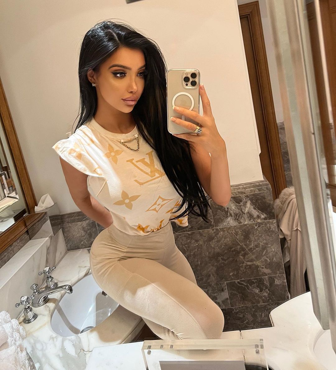 1712028605 797 Chloe Khan Фото19 Chloe Khan 19